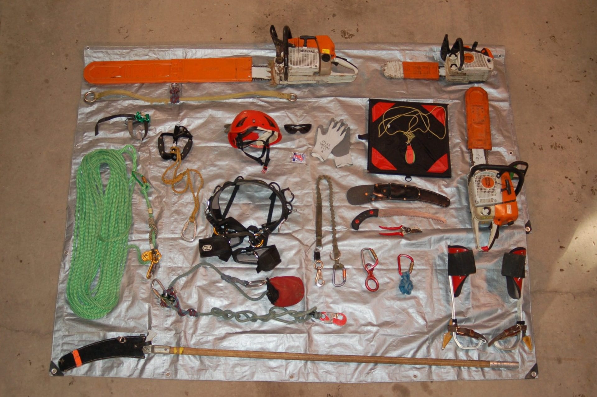 Algumas ferramentas utilizadas por arboristas profissionais